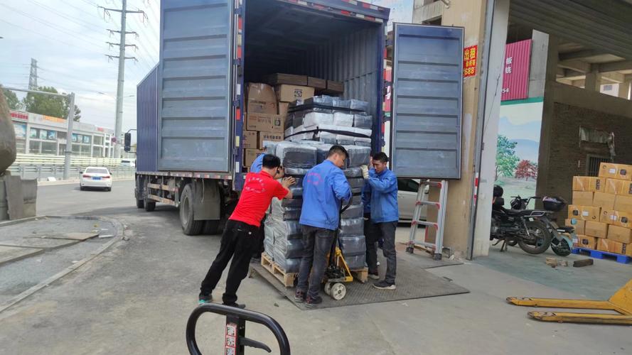 在繁忙的城市角落,他们正专注地协助装卸搬运,他们的合作如同乐曲中的